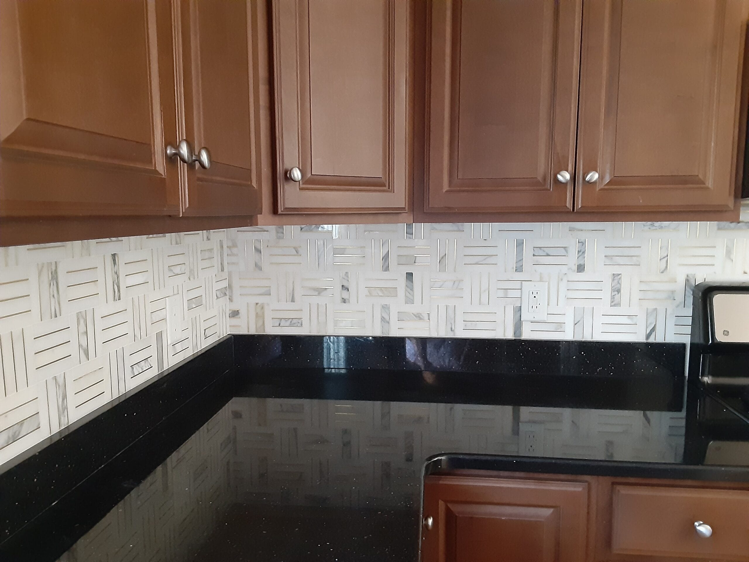 Gold lines marble tile backsplash