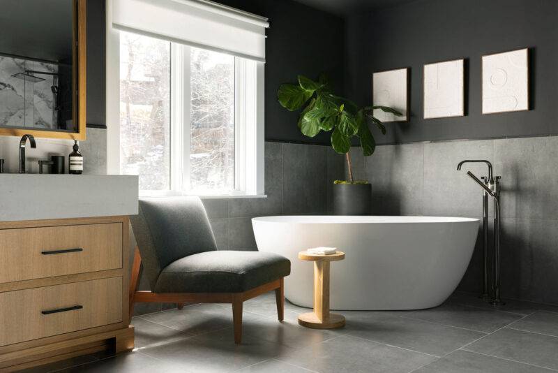 Modern bathroom featuring large-format grey cement-look tiles on floor and walls.