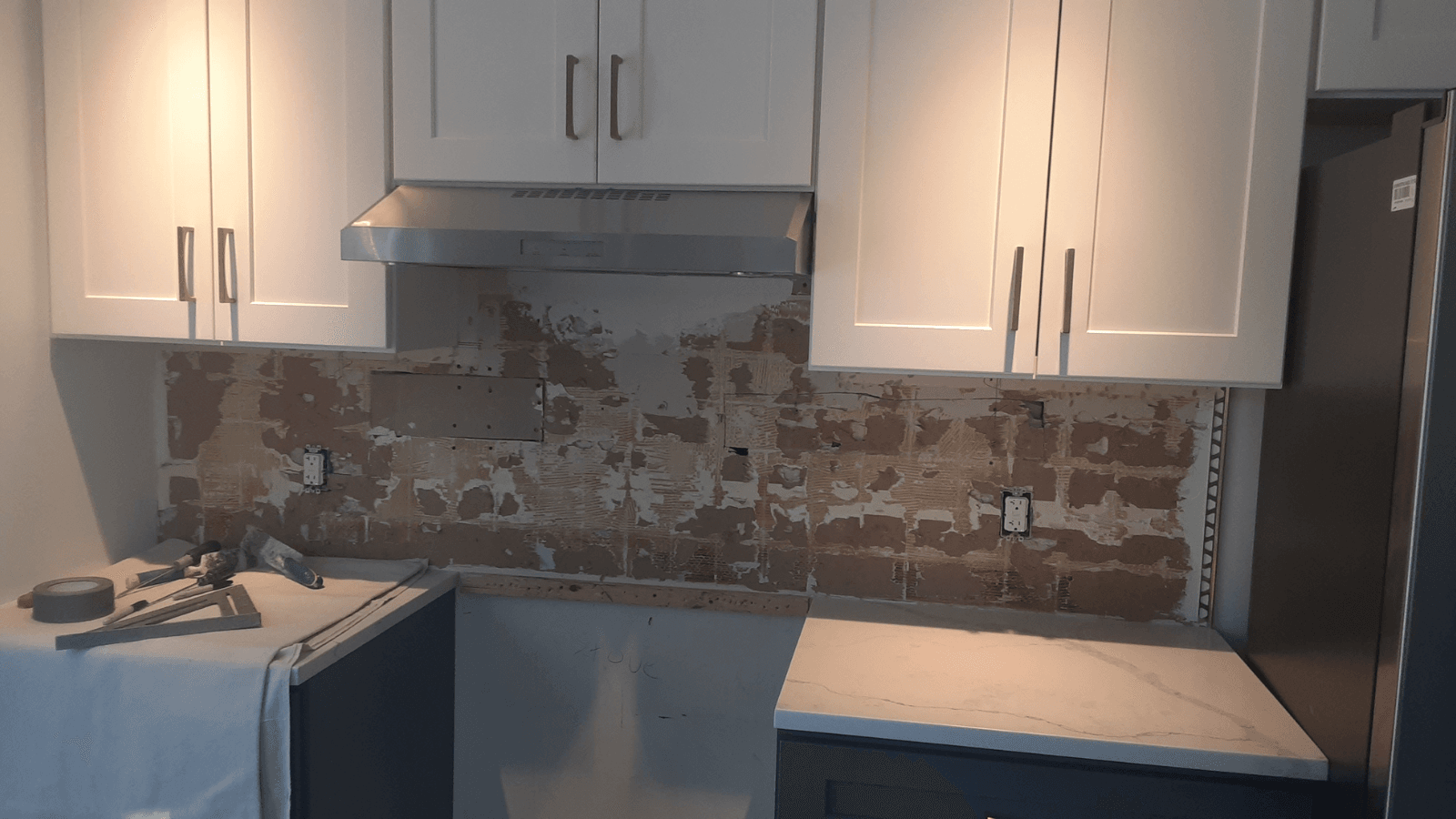 Ceramic tile picket backsplash before