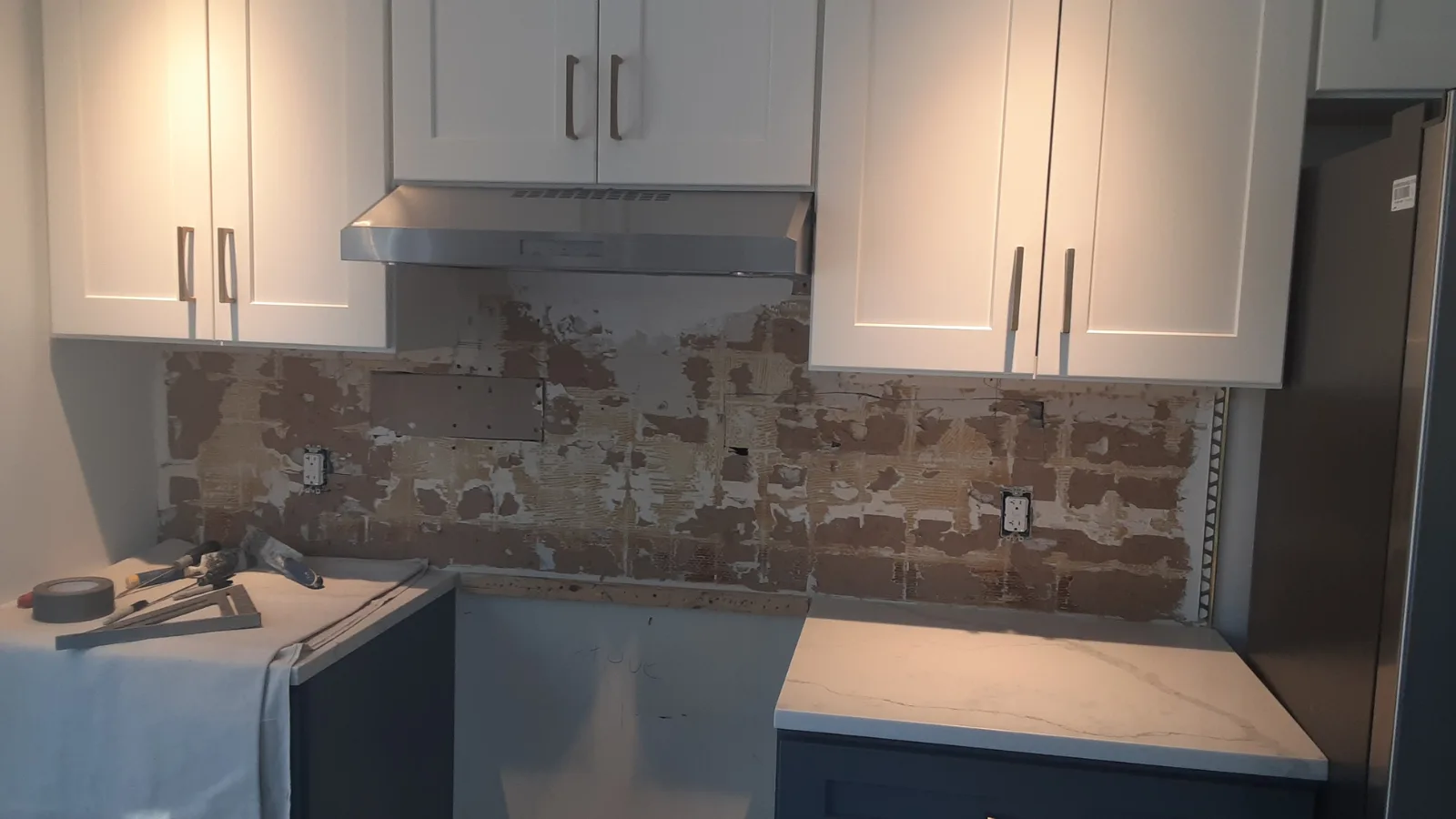 Ceramic tile picket backsplash before