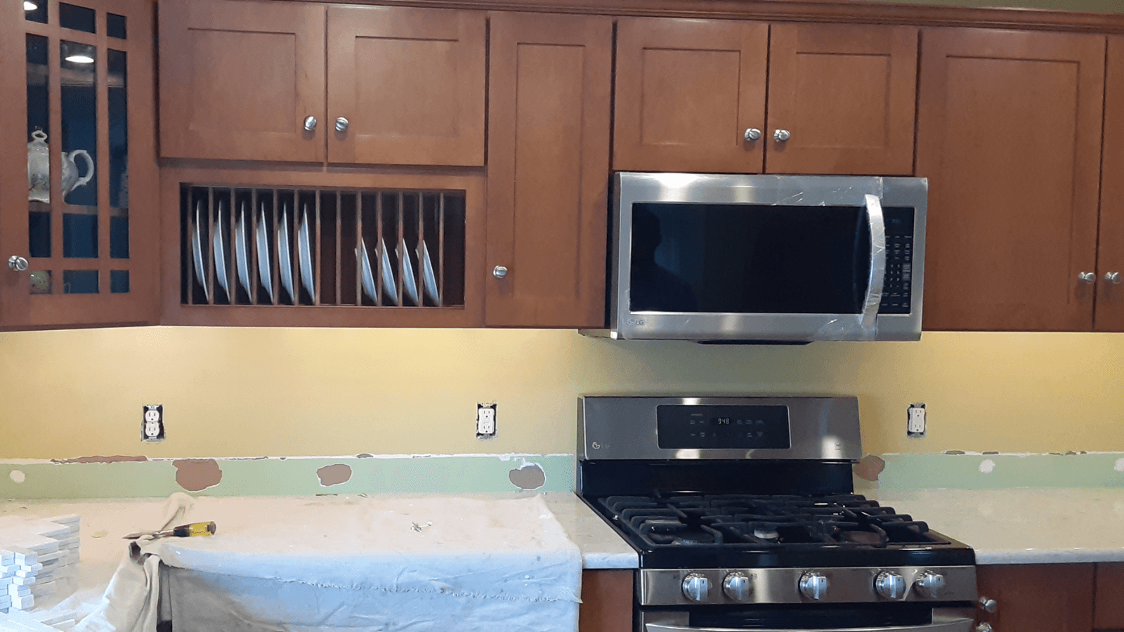 Marble tile herringbone backsplash before