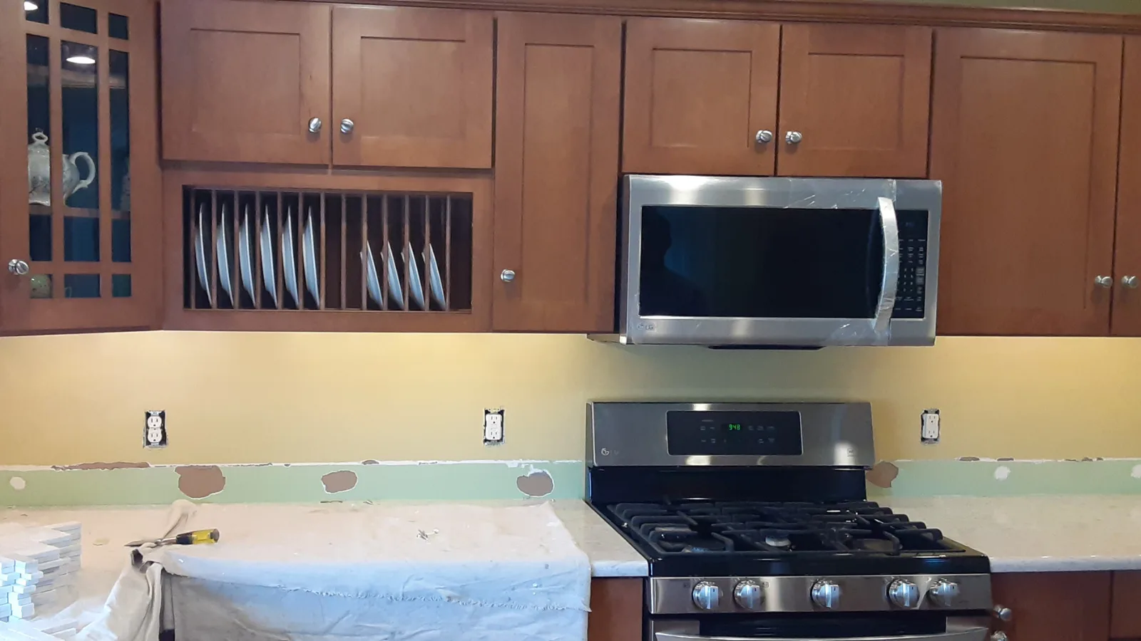 Marble tile herringbone backsplash before
