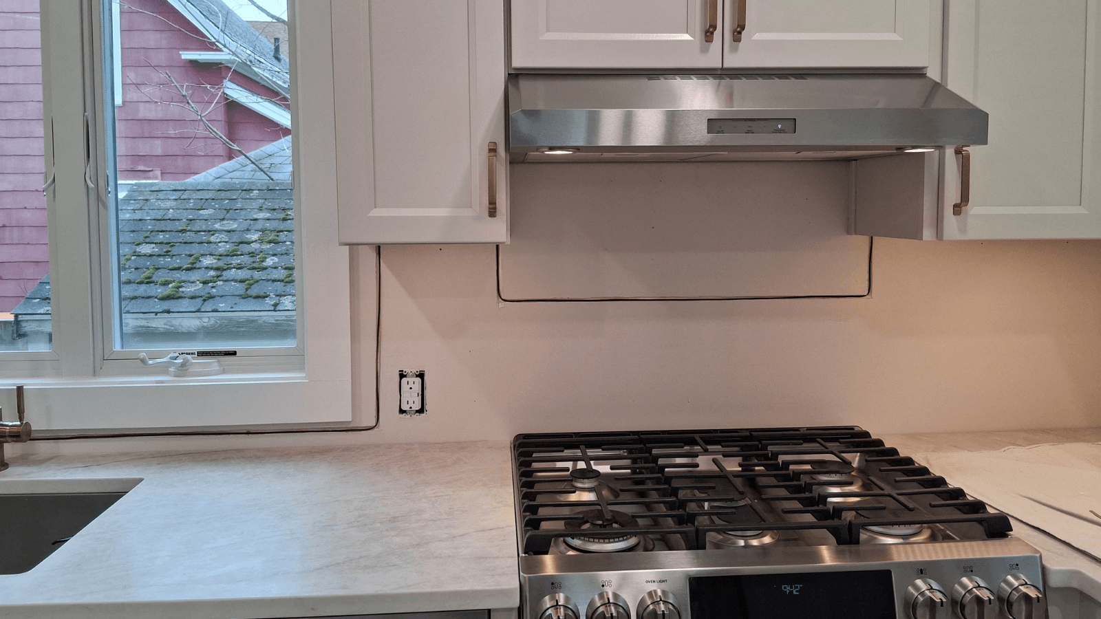 Scallop white porcelain tile backsplash before