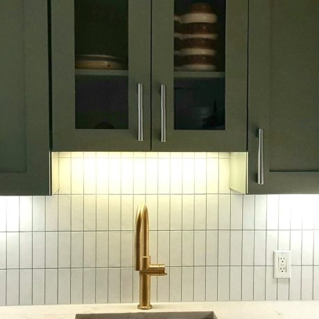 White porcelain tile backsplash, vertical pattern