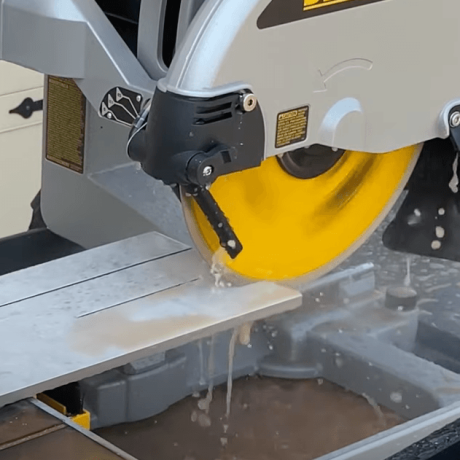 Wet saw for cutting tile
